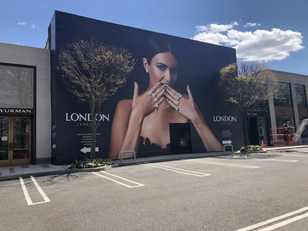 From Street to Storefront: The Impact of Custom Branding Banners in NYC’s Competitive Market